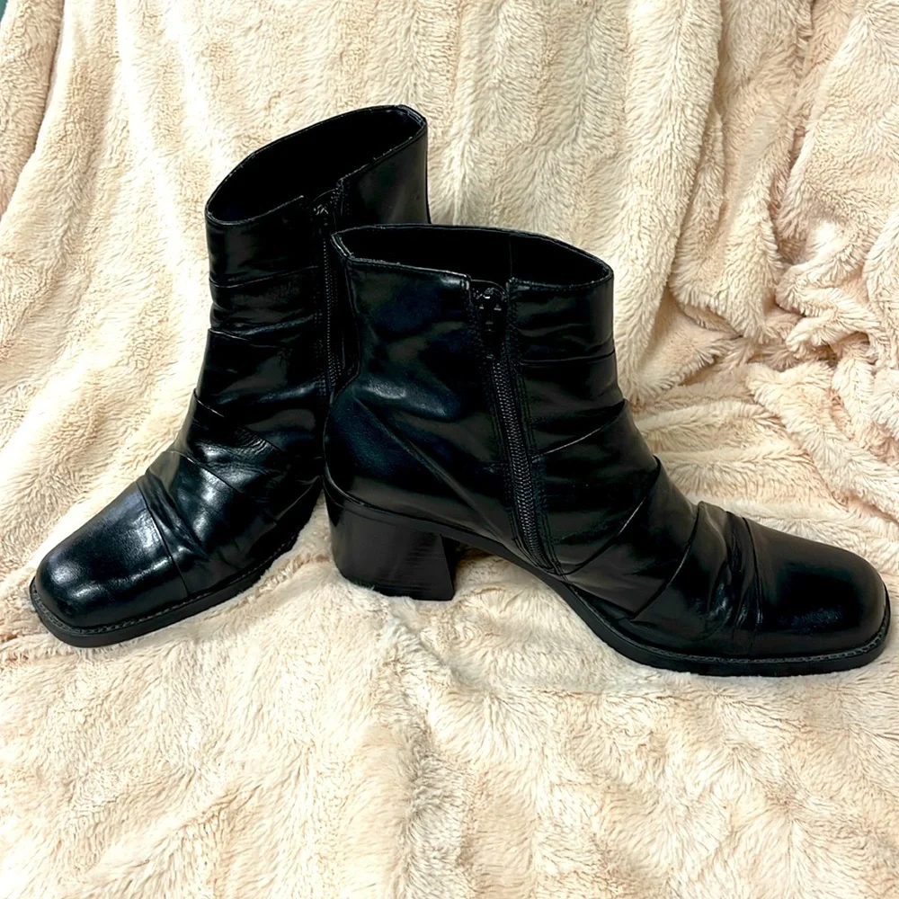 VINTAGE DIBA TRUE BLACK LEATHER DETAIL ANKLE BOOTS WITH A STACK HEEL SIZE 10M